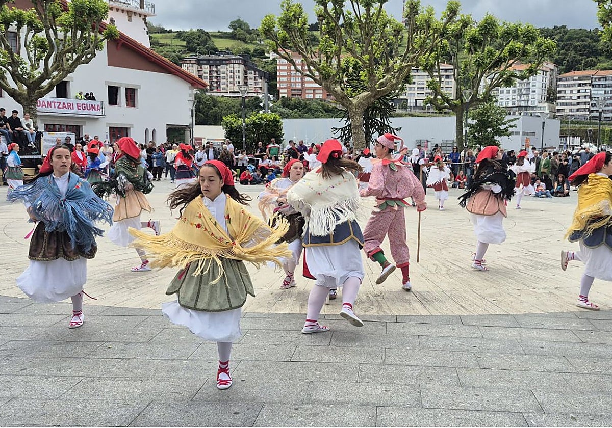 Actuación de un grupo en el último Bizkaiko Dantzari Eguna, en Bermeo.