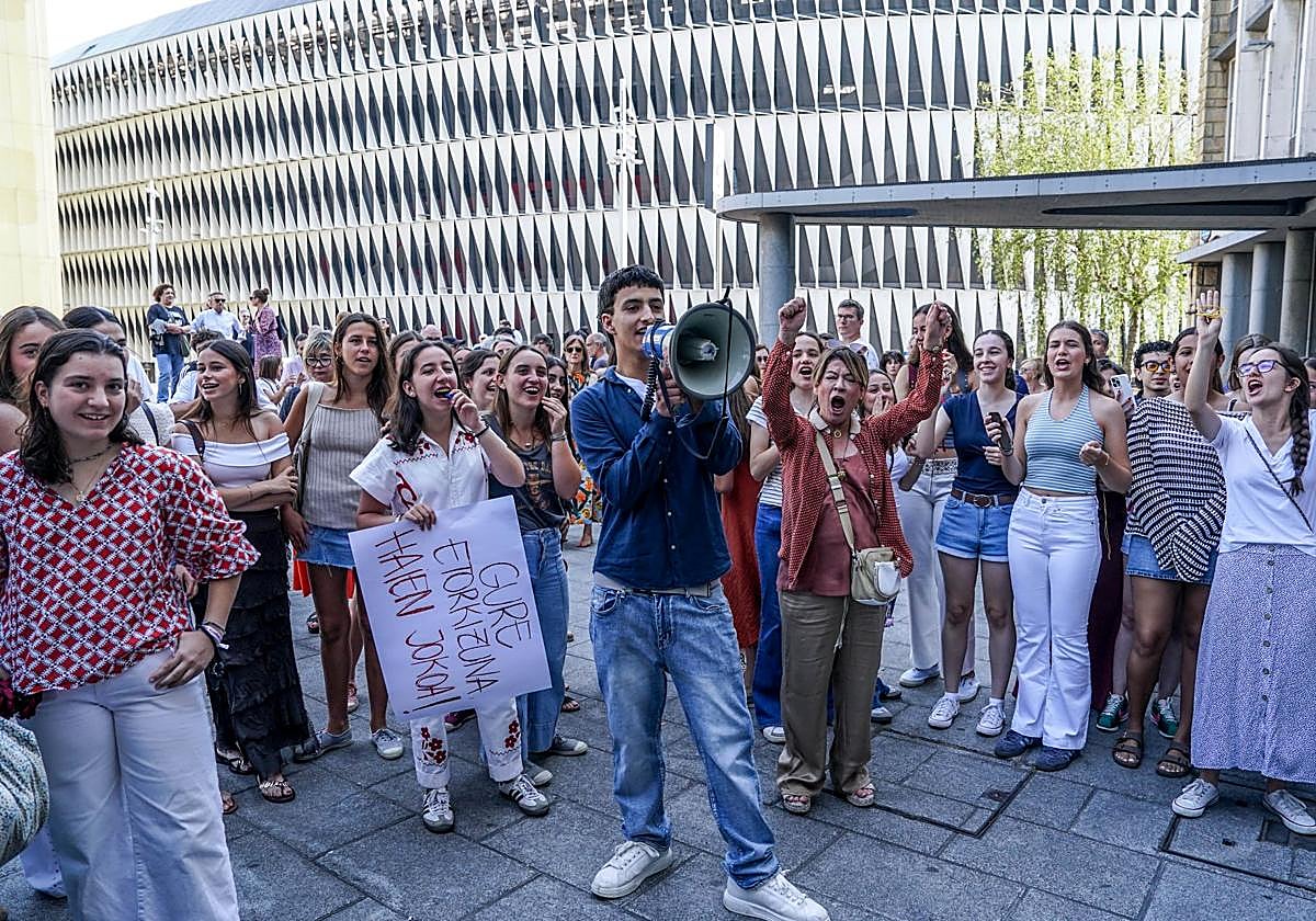 Estudiantes y familias, el pasado lunes frente a la Escuela de Ingeniería, durante una protesta para exigir una corrección «justa» del examen de Euskera.