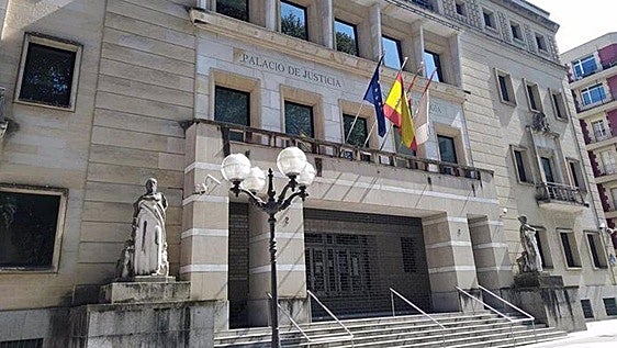Cuatro años y medio de prisión por robar más de 215.000 euros en una sucursal de Getxo