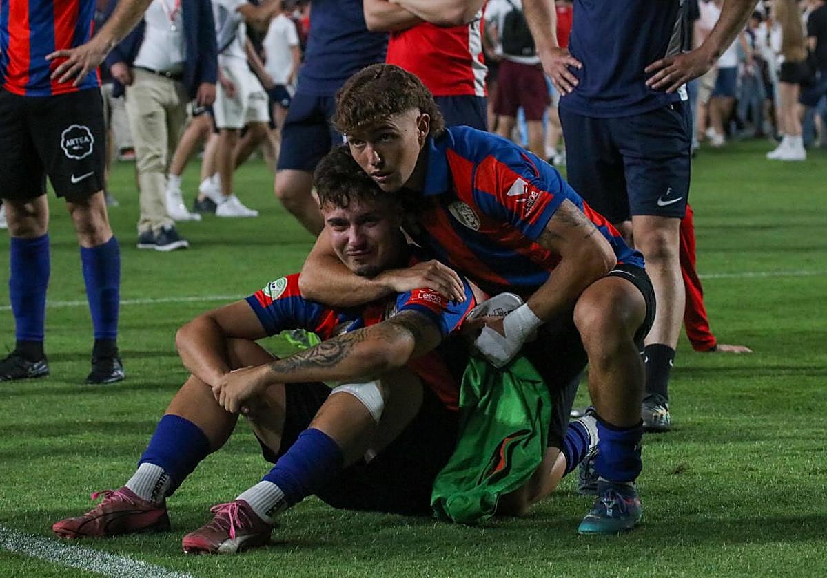 Los jugadores del Leioa no pudieron reprimir las lágrimas al final del partido.