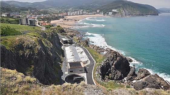 La renovada depuradora de Bakio atenderá a una población que se cuadruplica en verano