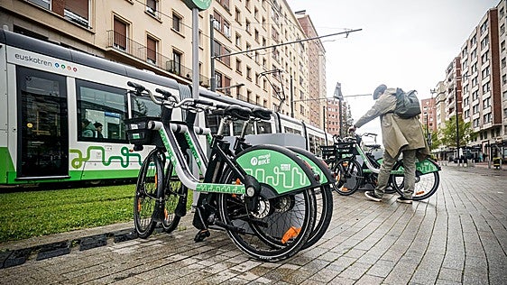 El uso de las bicicletas eléctricas de alquiler de Vitoria se duplica en sus primeros seis meses