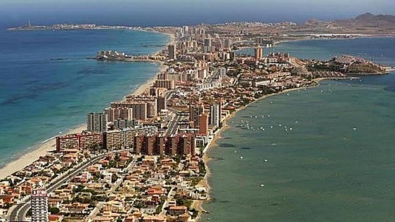 Muere una bilbaína de 89 años mientras se bañaba en una playa de Murcia