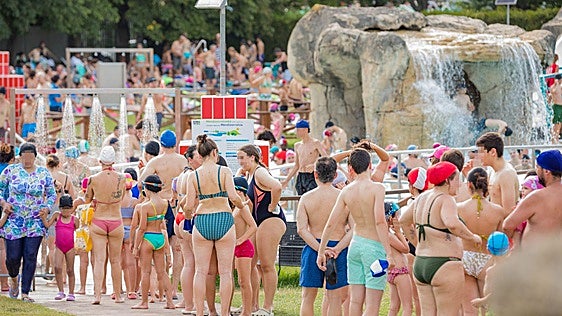 Colas en las piscinas de Vitoria por la ola de calor
