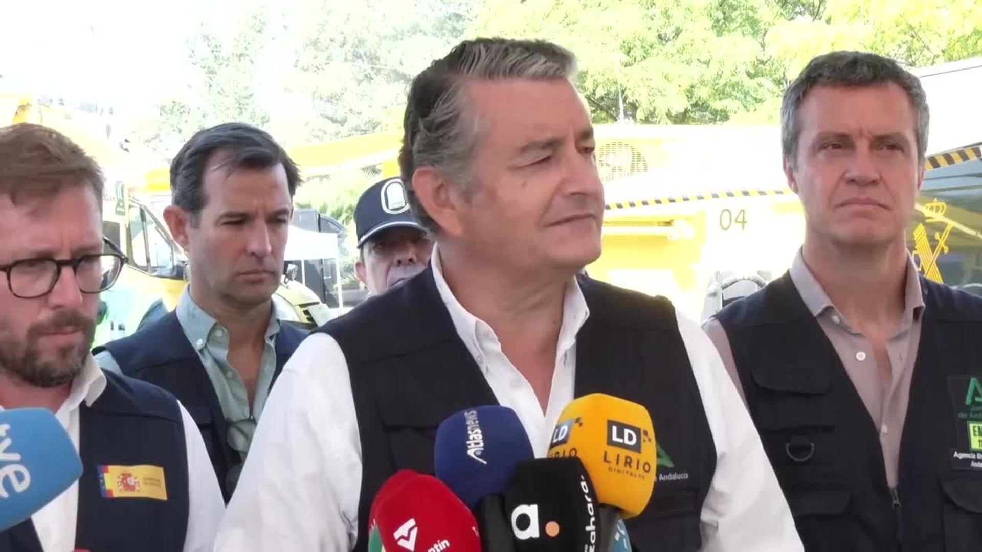Un cambio de patrón en el viento abre oportunidad para frenar el avance del incendio de Niebla