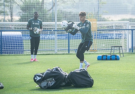 El Alavés estudia propuestas por Owono y prevé quedarse con Adrián