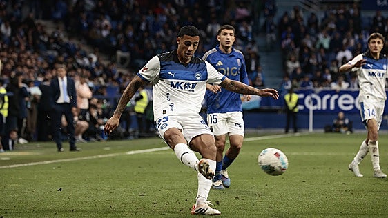 Benavídez centra un balón en el encuentro contra el Oviedo en la pasada temporada