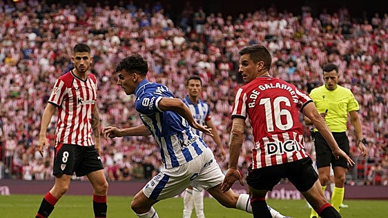 Ángel Pérez supera a Galarreta durante el último derbi en San Mamés.