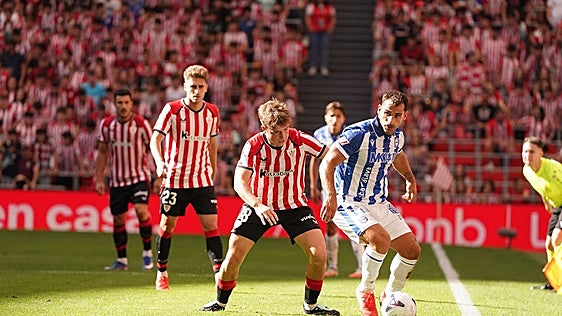 Jonny protege el balón ante la presión de Jauregizar.