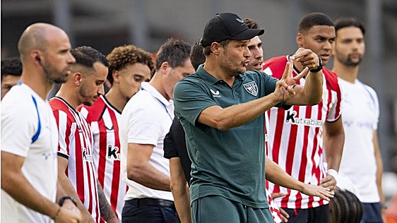Terzic le da vueltas al centro del campo