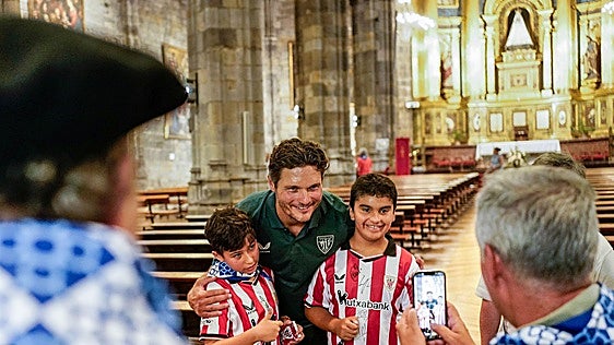 El Athletic realiza la tradicional ofrenda a la Amatxu de Begoña