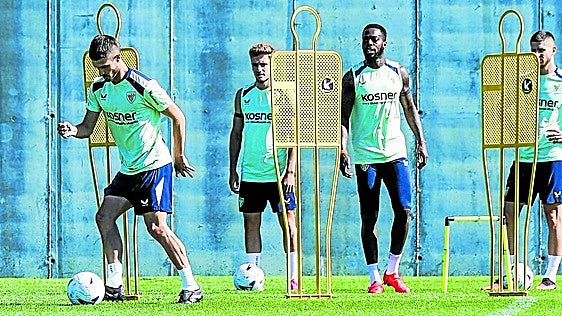 El Athletic se mide al Atlético en pleno desencuentro entre directiva y jugadores