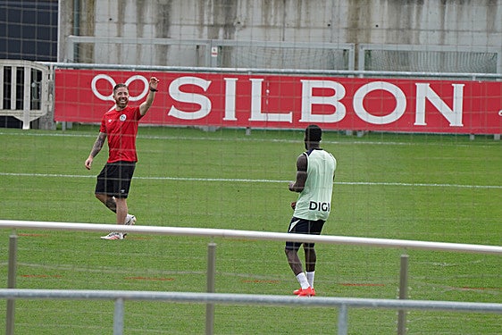El gesto de Iñaki Williams e Iker Muniain al reencontrarse en Lezama