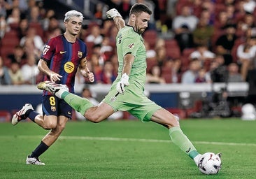 Unai Simón lanza en largo el balón en el duelo de Liga ante el Barcelona en el Camp Nou ante la presión de Pedri.
