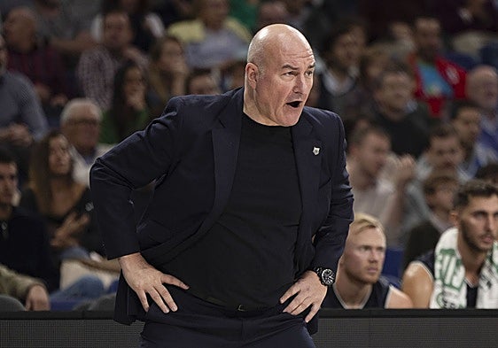 Jaume Ponsarnau terminó muy enfadado por el pobre rendimiento del Surne Bilbao en el Movistar Arena.