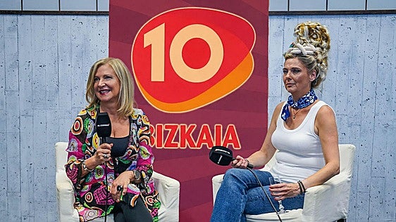 Yolanda Aberasturi y su moño con salchichas de los hermanos Thate