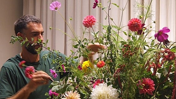 Mikel, el arquitecto técnico que cultiva flores en el caserío familiar de Elorrio