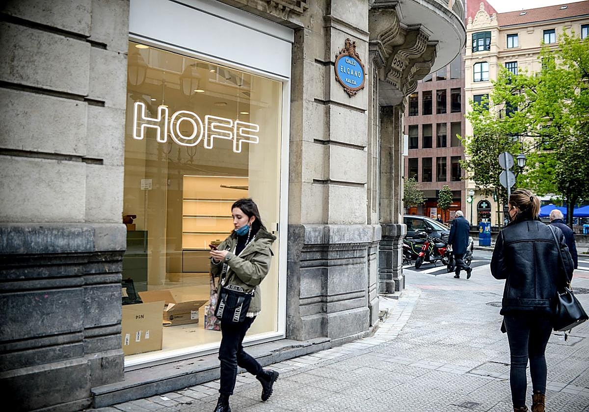 Cierra Hoff, la tienda que vendía zapatillas deportivas de colores como churros en Bilbao