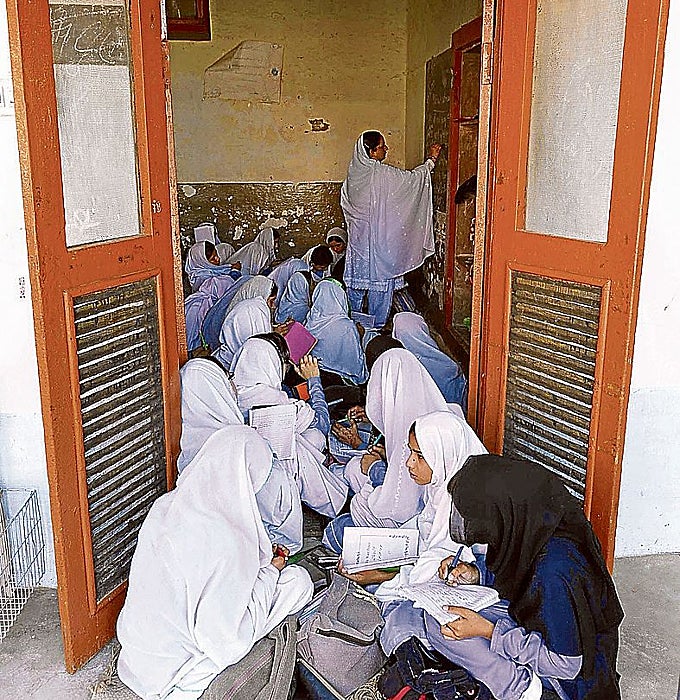 Sus compañeras: Niñas en una escuela de Mingora, en el valle del Swat de Pakistán donde Malala fue atacada, en 2013.