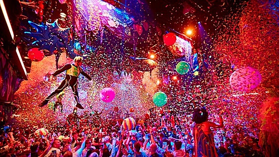 Shows hipnóticos, criaturas digitales, entradas a 150 euros sin copa... así el nuevo modelo de las grandes discotecas de Ibiza
