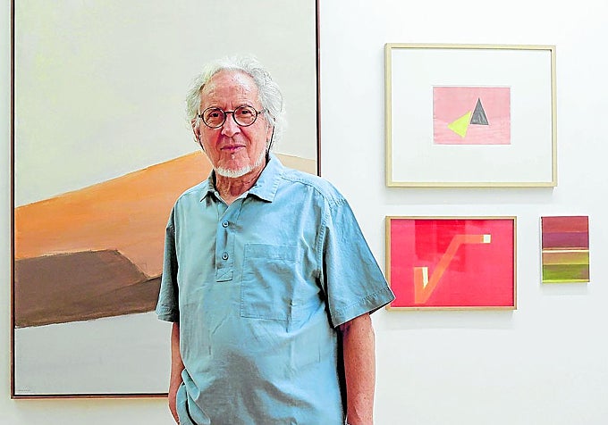 El pintor Antón Hurtado inauguró su exposición el jueves en Lumbreras.