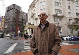 El jurista y periodista bilbaíno, retratado junto al Carlton en 2024.