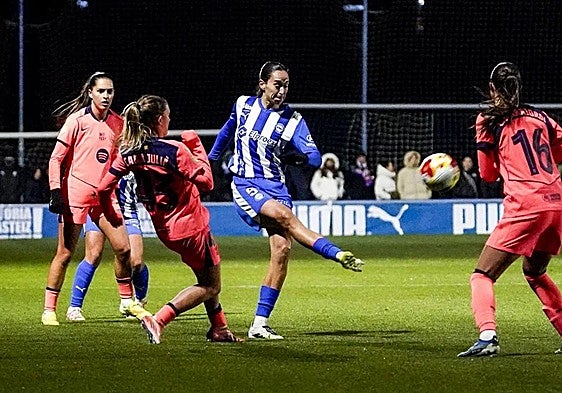 Andrea Esteban, en la previa del Alavés-Barcelona: «Les vamos a mirar a los ojos desde el primer minuto»