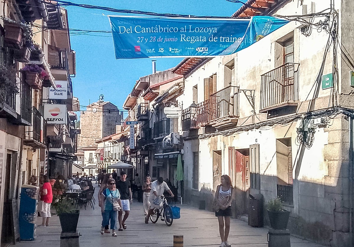 Cartel anunciador de la regata en el casco urbano de Buitrago de Lozoya.