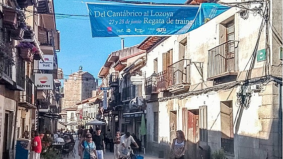 Traineras para vender entre los turistas vascos el bonito pueblo de Buitrago