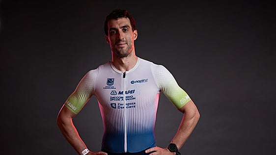 El bombero listo para el fuego del Ironman de Vitoria