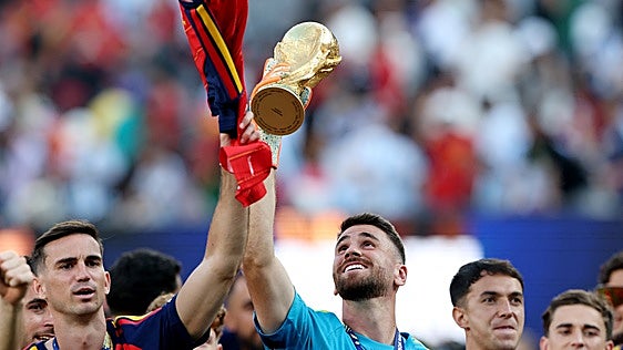Unai Simón, Guante de Oro y primer alavés en ganar el Mundial