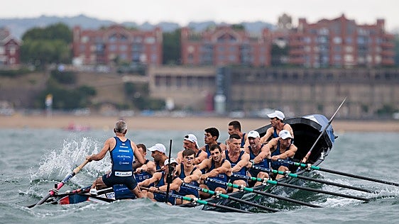 Urdaibai emerge con el viento a favor