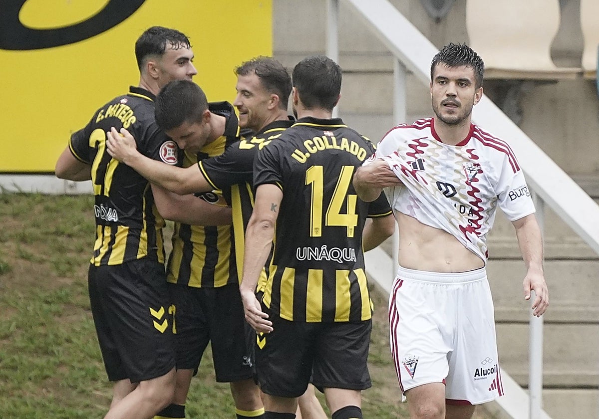 El Barakaldo celebra uno de los dos goles que le marcó al Mirandés.