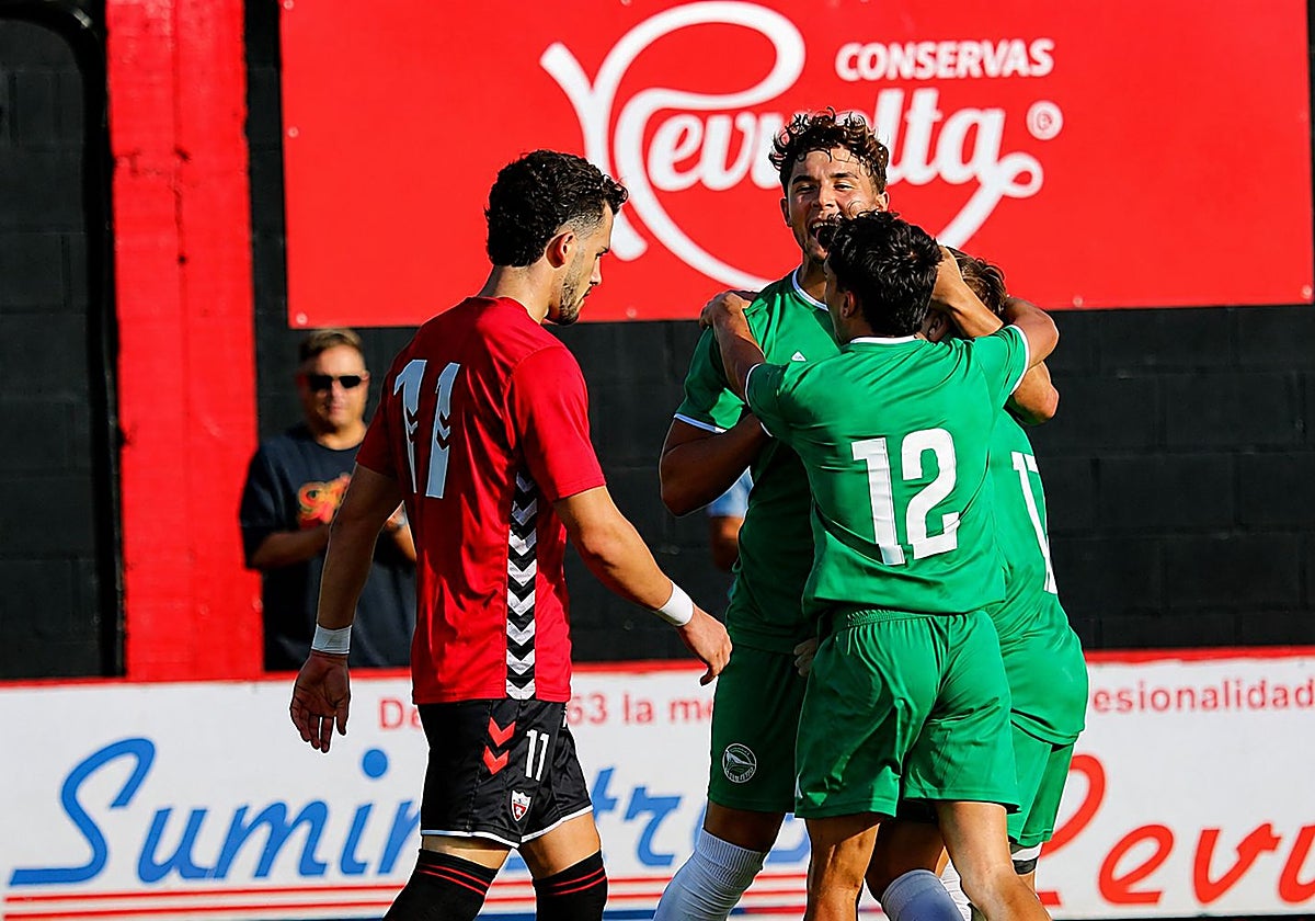 Suso, cabizbajo tras el tanto anotado por el conjunto cántabro