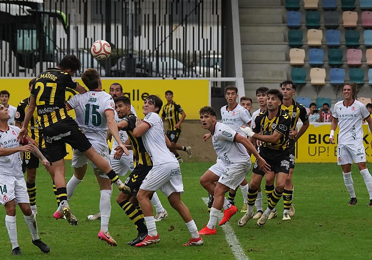 Al Barakaldo solo le faltó el gol en un exigente estreno