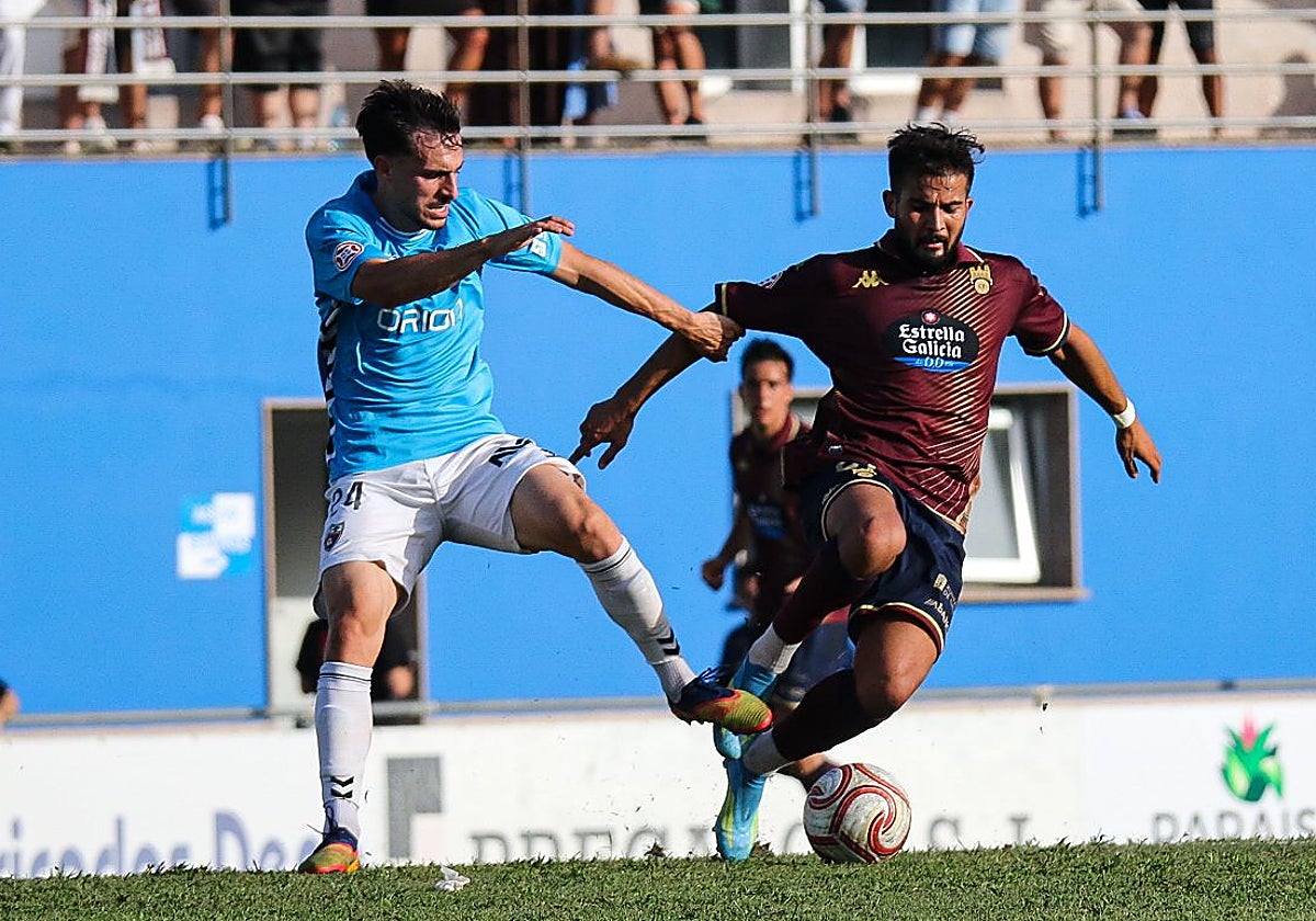Álvaro Arnedo disputa un balón en el centro del campo.