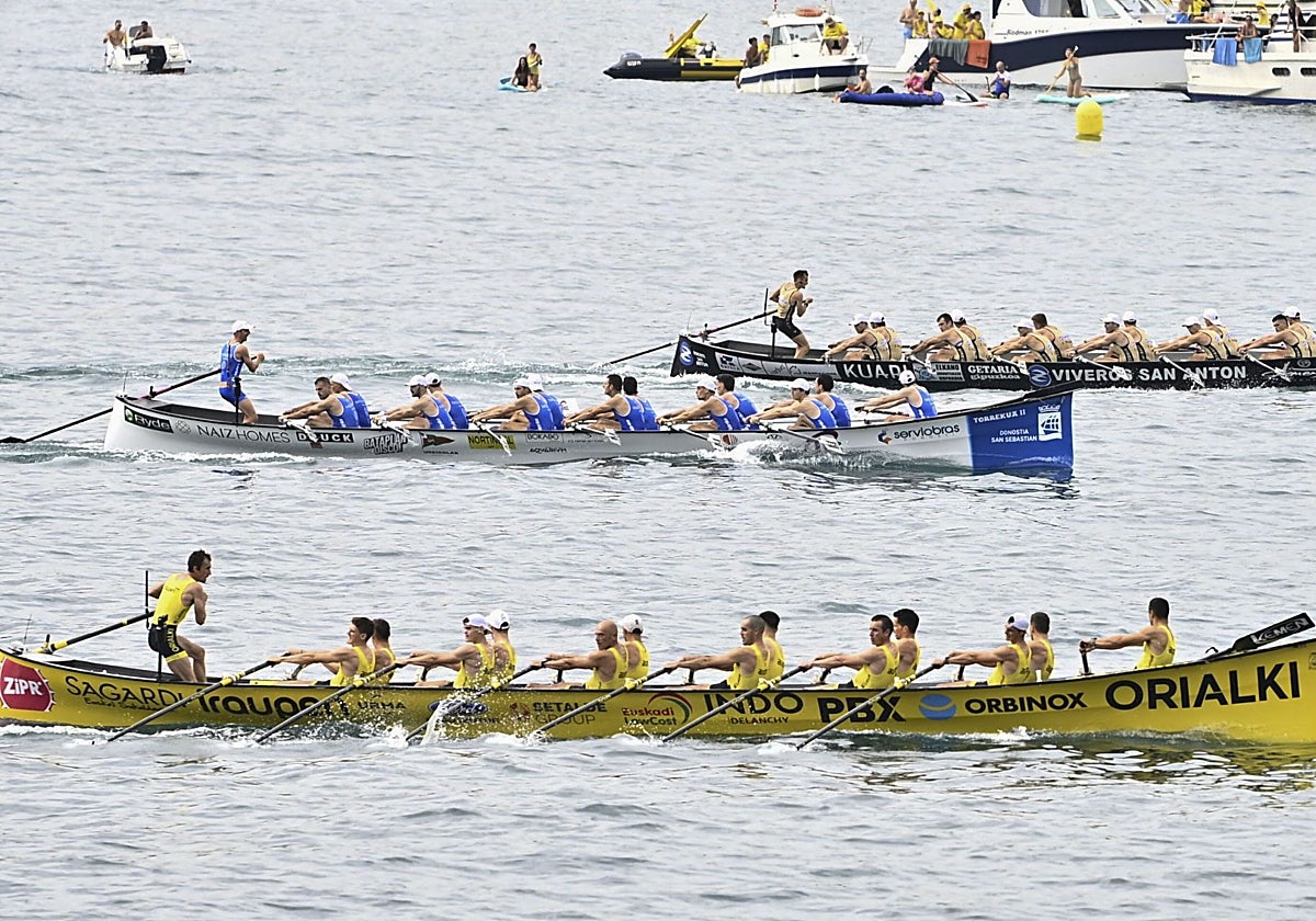 Orio, Donostiarra y Getaria en el primer tramo de regata en la tanda inaugura de La Concha del pasado domingo.