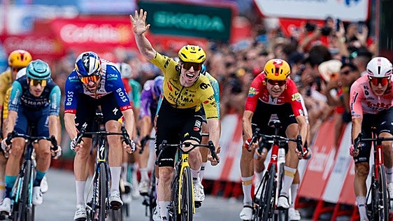 El Visma emula 'la finta y el sprint' en Sevilla