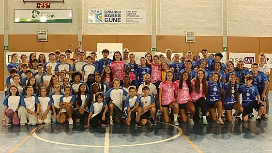 El Ibaizabal de balonmano reúne a un centenar de jugadores durante esta temporada