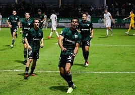 Gonzalo Zorrilla celebra un gol que anotó en Las Llanas.