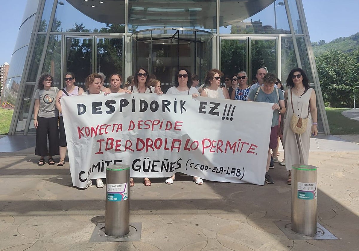 Protesta de una parte de la plantilla de Güeñes durante la semana pasada.