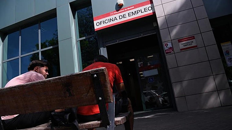 Los parados podrán usar las mismas cotizaciones para cobrar el subsidio de mayores de 52 años y la pensión de incapacidad permanente total