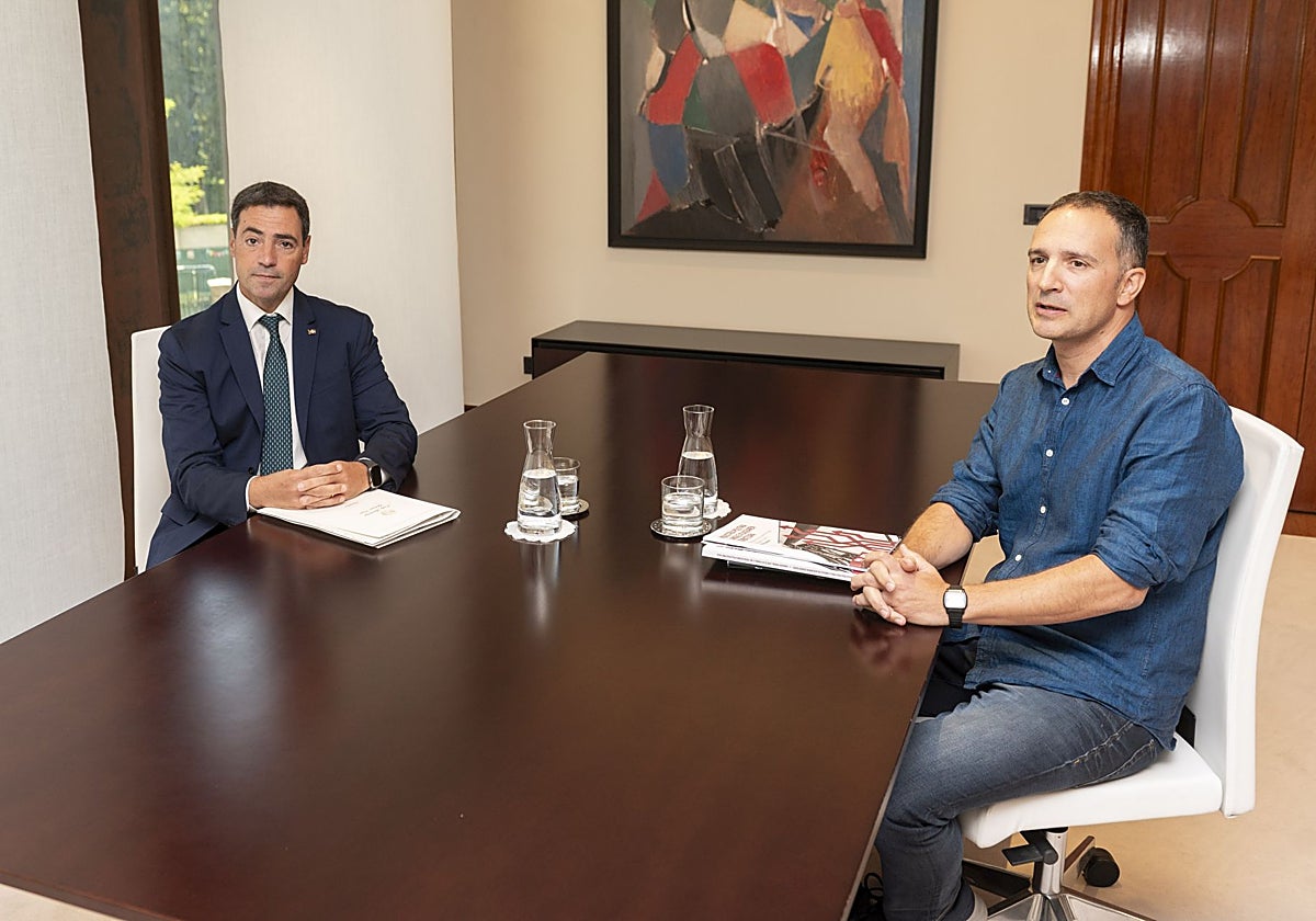 El secretario general de ELA, Mitxel Lakuntza, en su encuentro con el lehendakari, Imabnol Pradales.