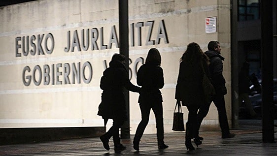 El Gobierno vasco aprueba un plan que permitirá adelantar ya la jubilación a 700 funcionarios