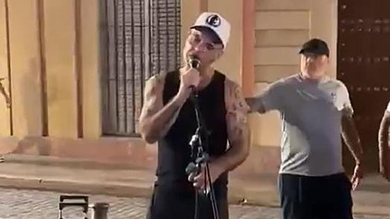 Robbie Williams sorprende en Sevilla con una actuación improvisada junto a un músico callejero