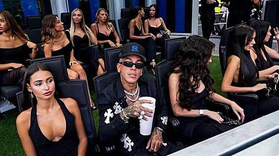 La imagen que suscita la polémica en Italia: un rapero aparece con diez chicas en el palco para ver el Inter-Nápoles