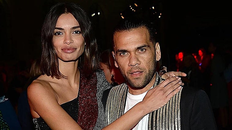 La mujer de Dani Alves vende su ropa de lujo a mitad de precio
