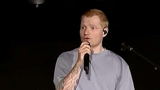 Ed Sheeran reconoce «errores» por la expulsión de Macklemore y tilda de «injustificable» la situación en Gaza