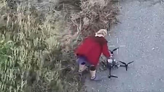 Una mujer ucraniana se acerca a un dron ruso y lo desactiva con las manos en pocos segundos