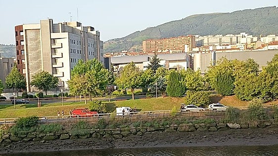Aparece el cadáver de un hombre flotando en la ría en Sestao